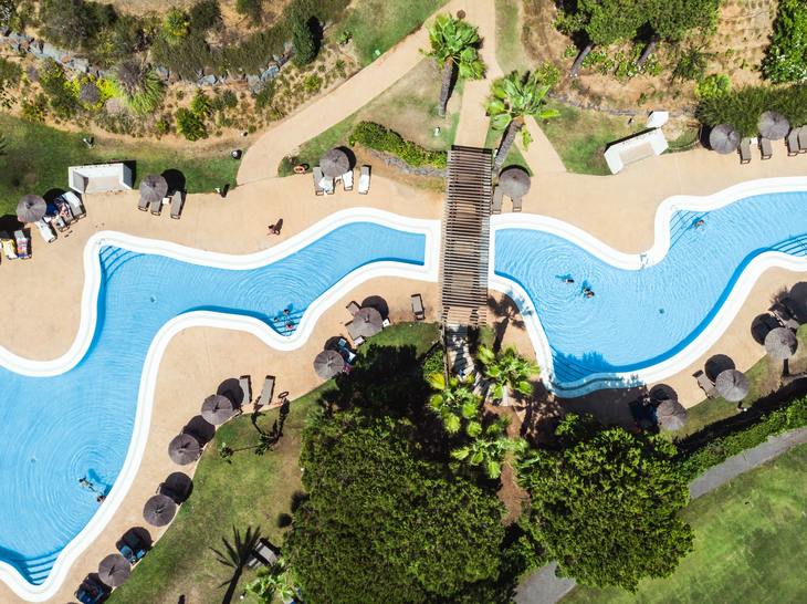 Luchtfoto van het zwembad van het resort