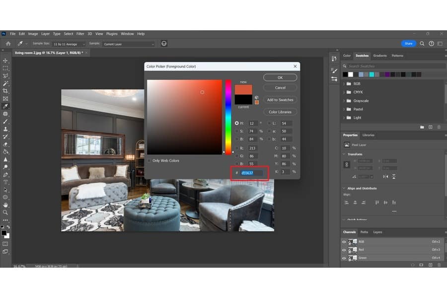 Um editor do Photoshop mostrando a janela pop-up do Seletor de cores com uma foto da sala de estar no fundo