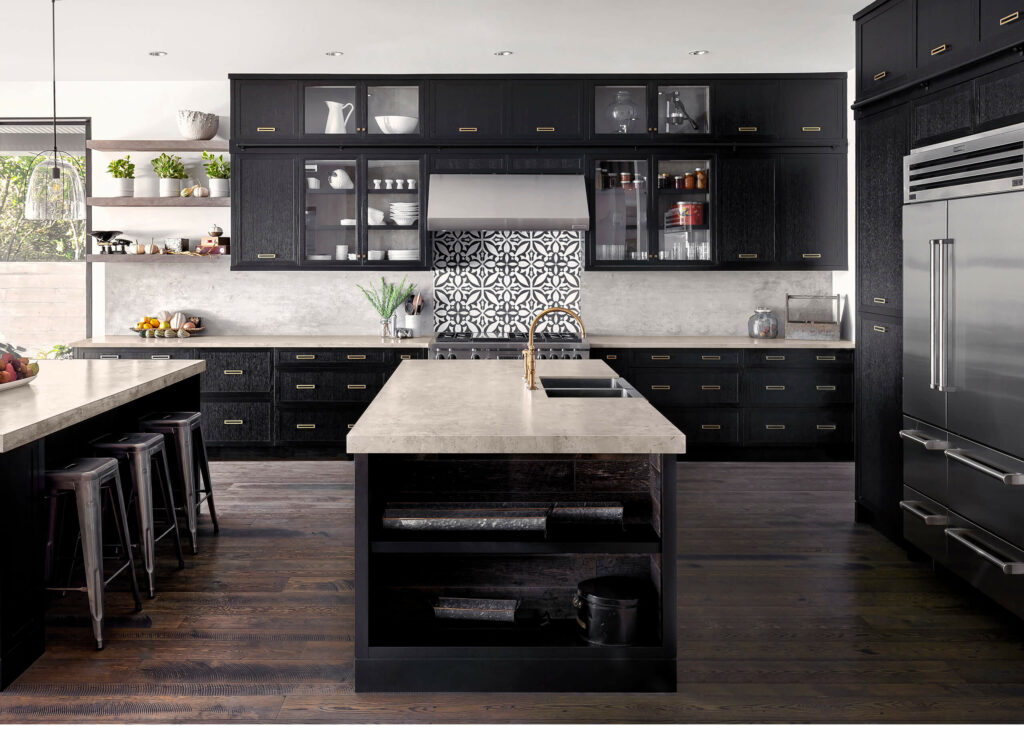 带深色木质固定装置和配件的现代厨房